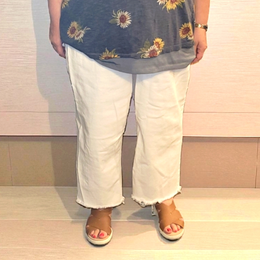 🌸Just My Size White Capri Pants With Raw Hem